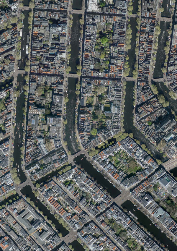 Luchtfoto aan de Amsterdamse grachten (portret)