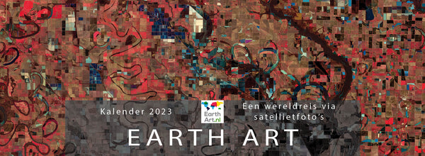 Earth Art bureaukalender 2023 - 12 maanden met kleurrijke satelliet foto's - 29,7 x 10,5 cm - met weeknummers